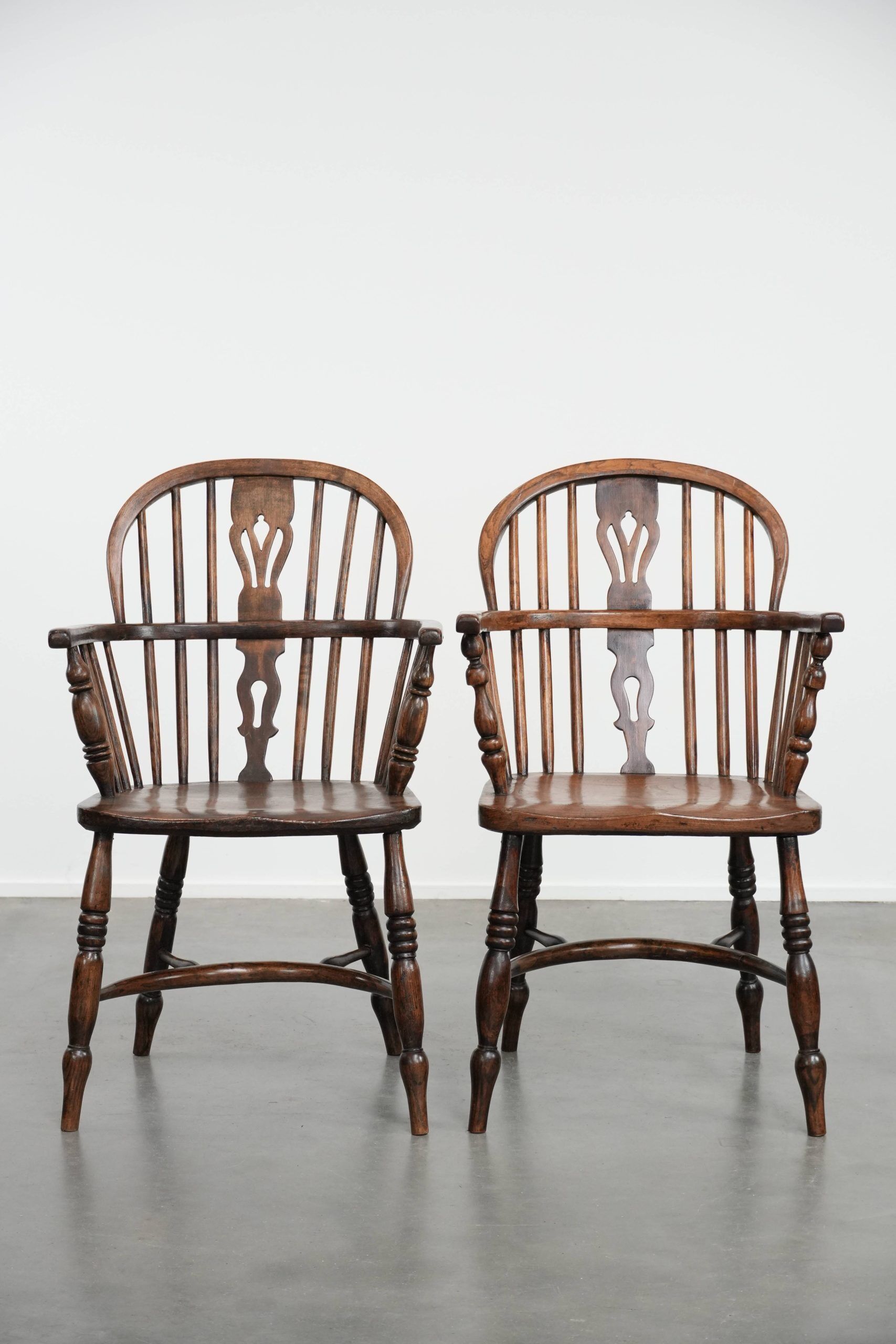 Ensemble ancien de 8 très belles chaises/fauteuils Windsor anglais, avec une belle palette de couleurs et une jolie patine.