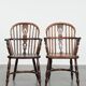 Ensemble ancien de 8 très belles chaises/fauteuils Windsor anglais, avec une belle palette de couleurs et une jolie patine.