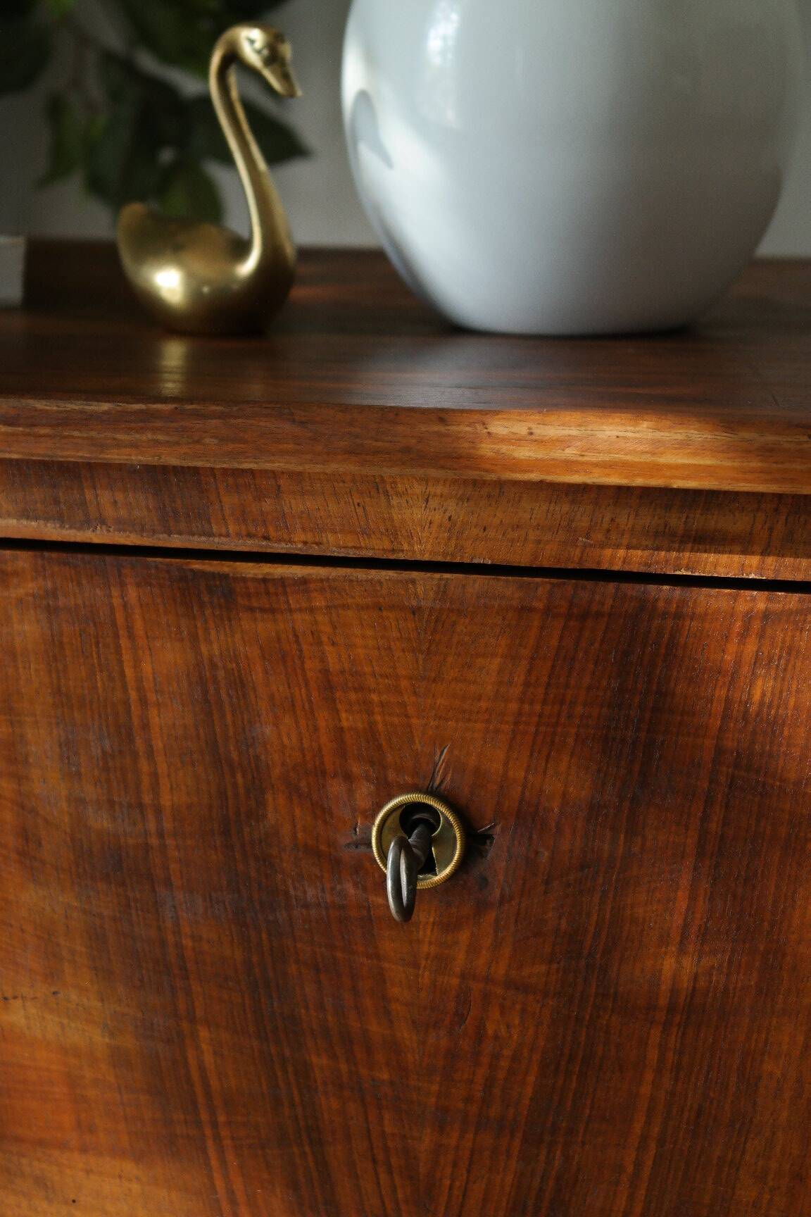 Commode basse en noyer, XXème