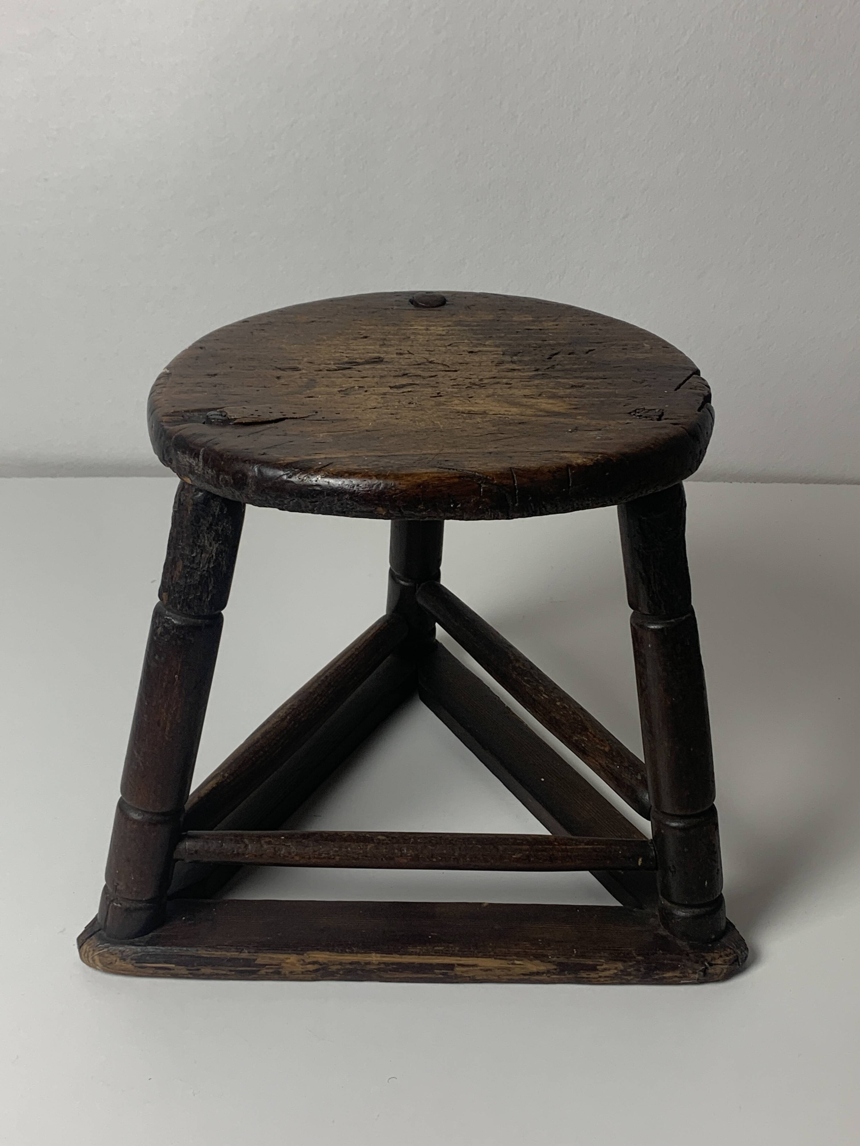 Tabouret tripode en bois ancien pour couteliers, bijoutiers et ouvriers