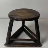 Tabouret tripode en bois ancien pour couteliers, bijoutiers et ouvriers