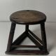 Tabouret tripode en bois ancien pour couteliers, bijoutiers et ouvriers