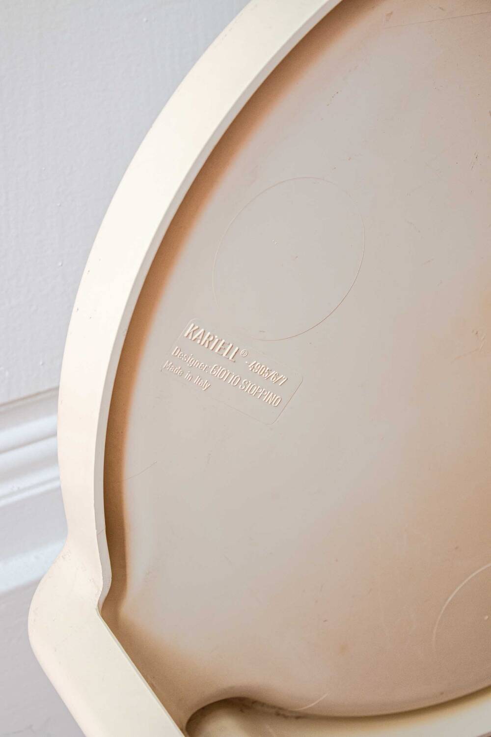 Kartell 4905 beige coffee table design by Giotto Stoppino