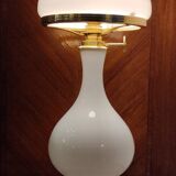 Lamp in white opaline.