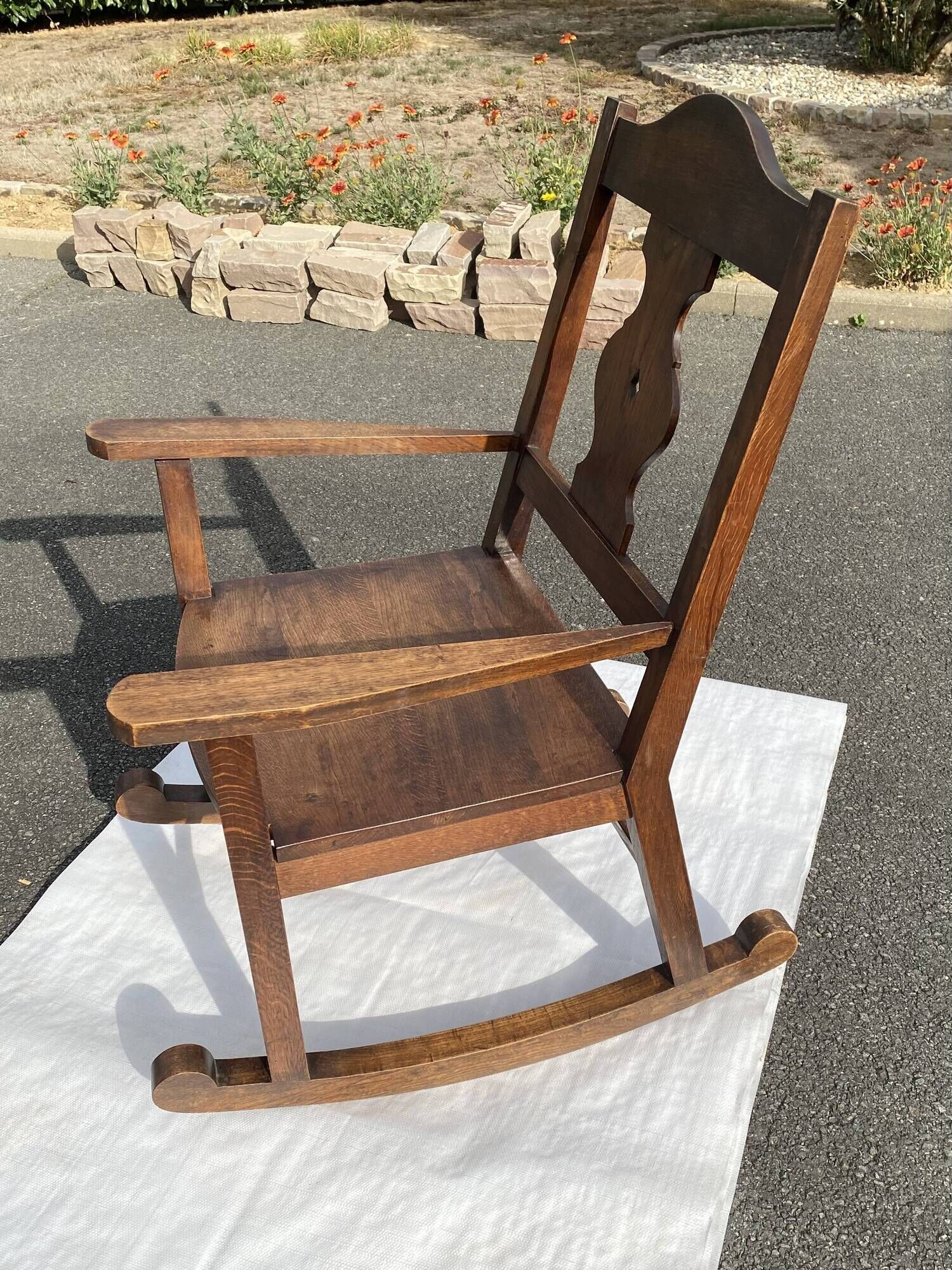 Antique rocking chair in solid oak - beautiful patina - traditional craftsmanship