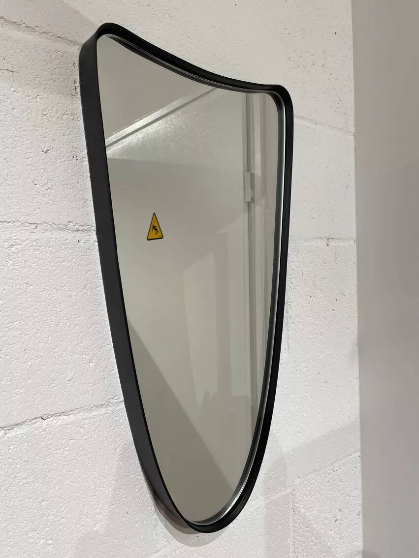 Free-form rearview mirror in black metal
