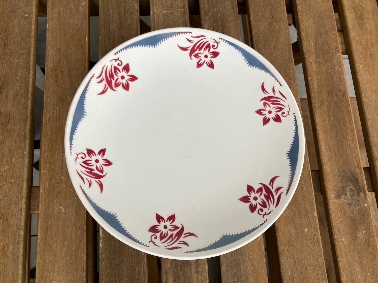 Plate mounted on pedestal Salins France Rouge E. Charbonnier