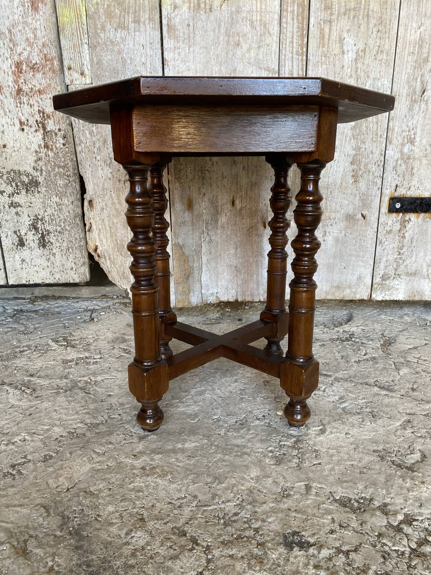 Chevet ancien, table basse octogonale en bois pieds tournés