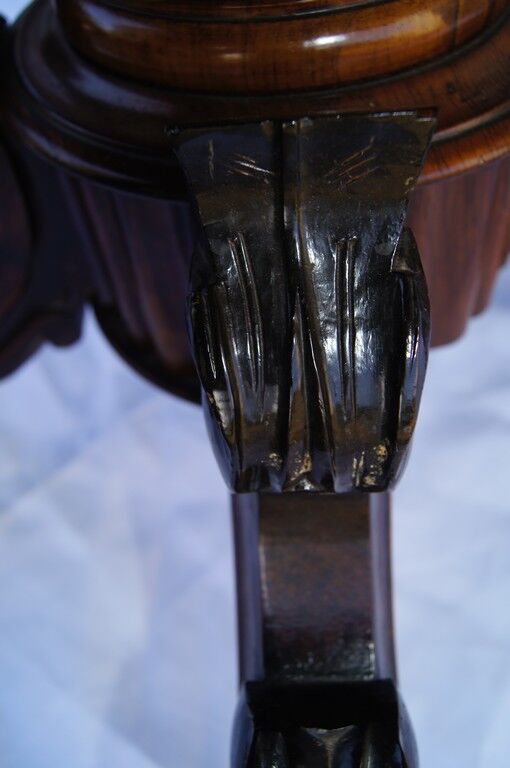 Gueridon en noyer à plateau violonné ouvrant par deux tiroirs en ceinture. Epoque Louis Philippe.