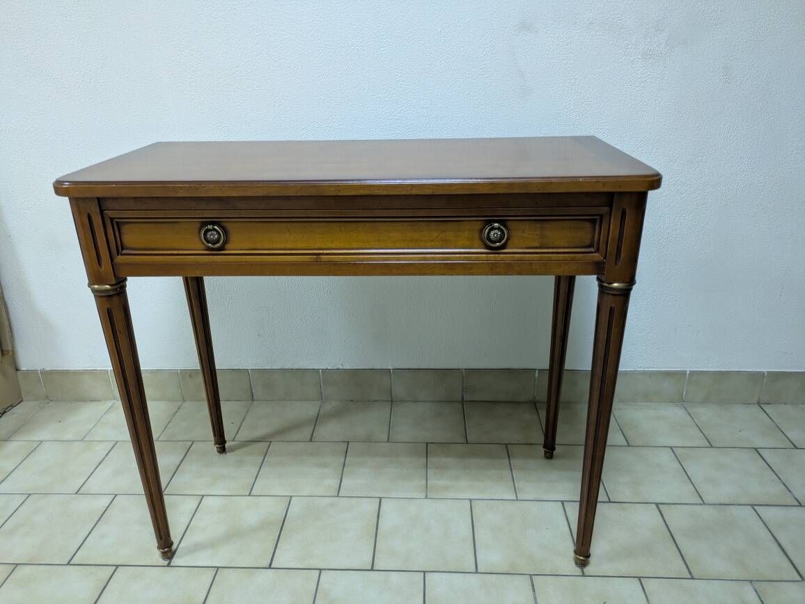 Extendable console table in cherry wood.