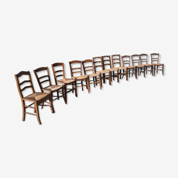 12 chaises paillées anciennes et dépareillées
