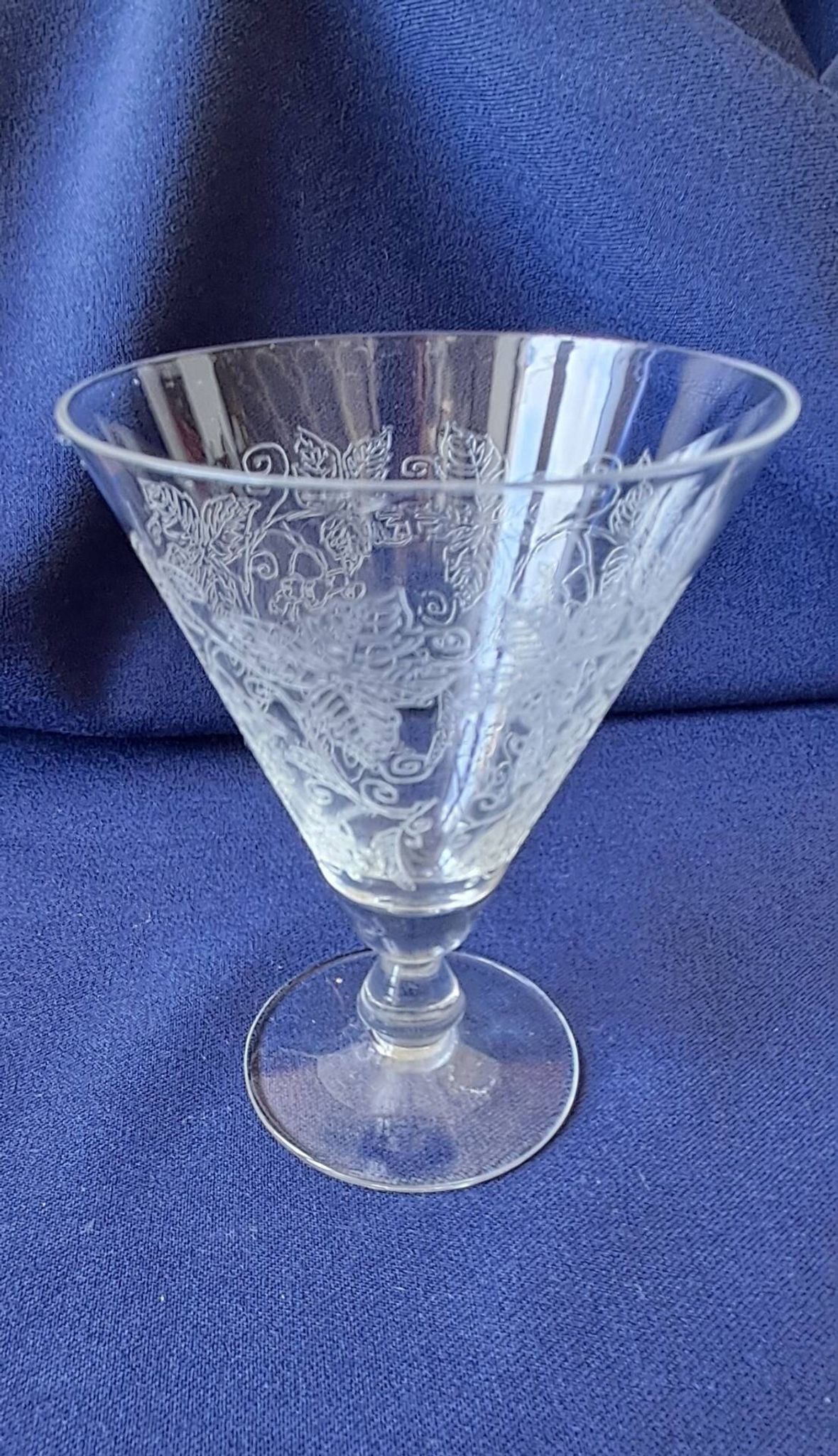 6 small stemmed glasses in the shape of a chalice, engraved decoration. Art Deco period.