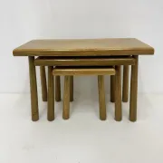 Ensemble de tables gigognes en chêne massif style brutaliste, années 1970.