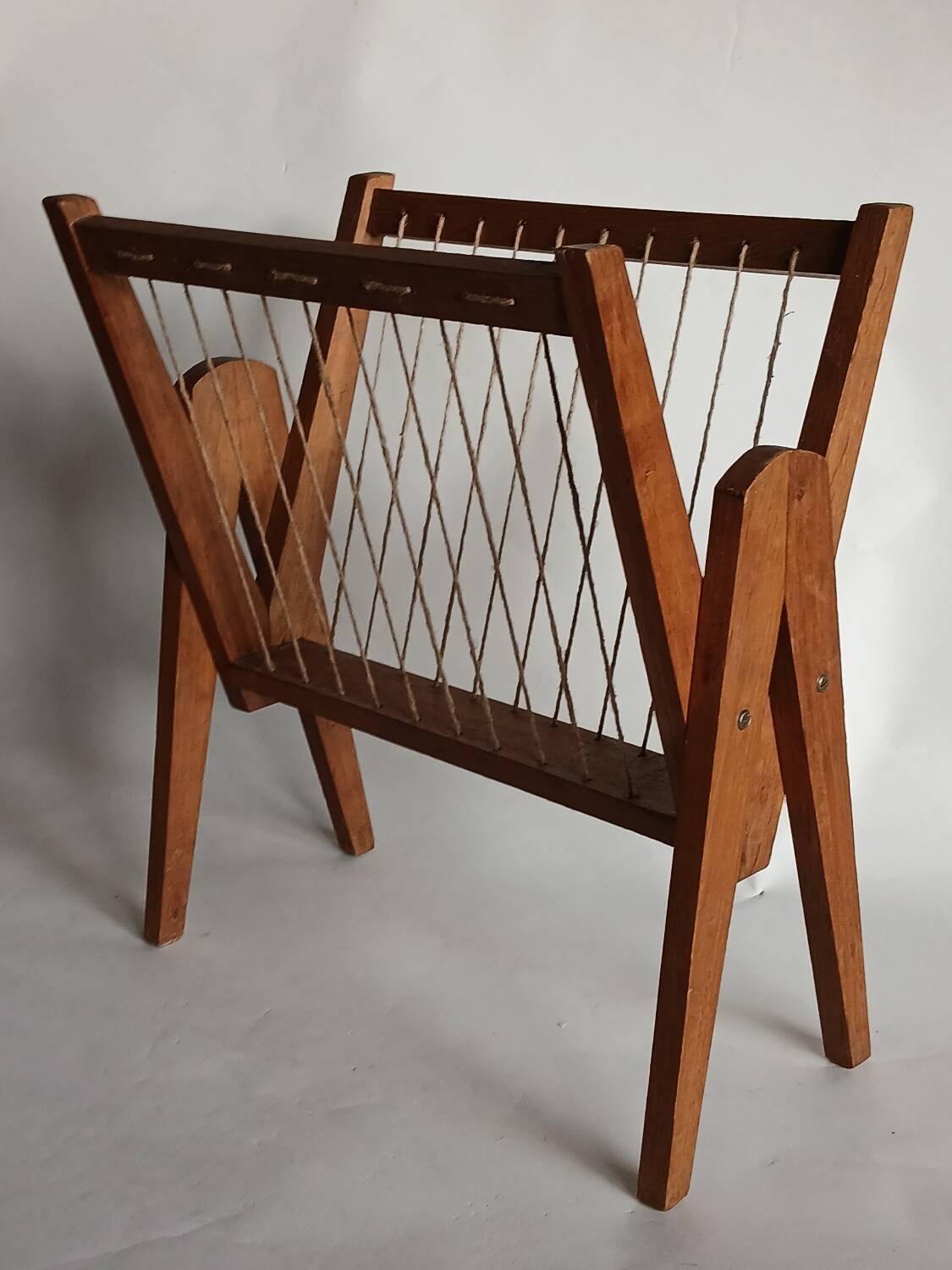 Magazine rack with compass legs in oak and rope, 1950s.