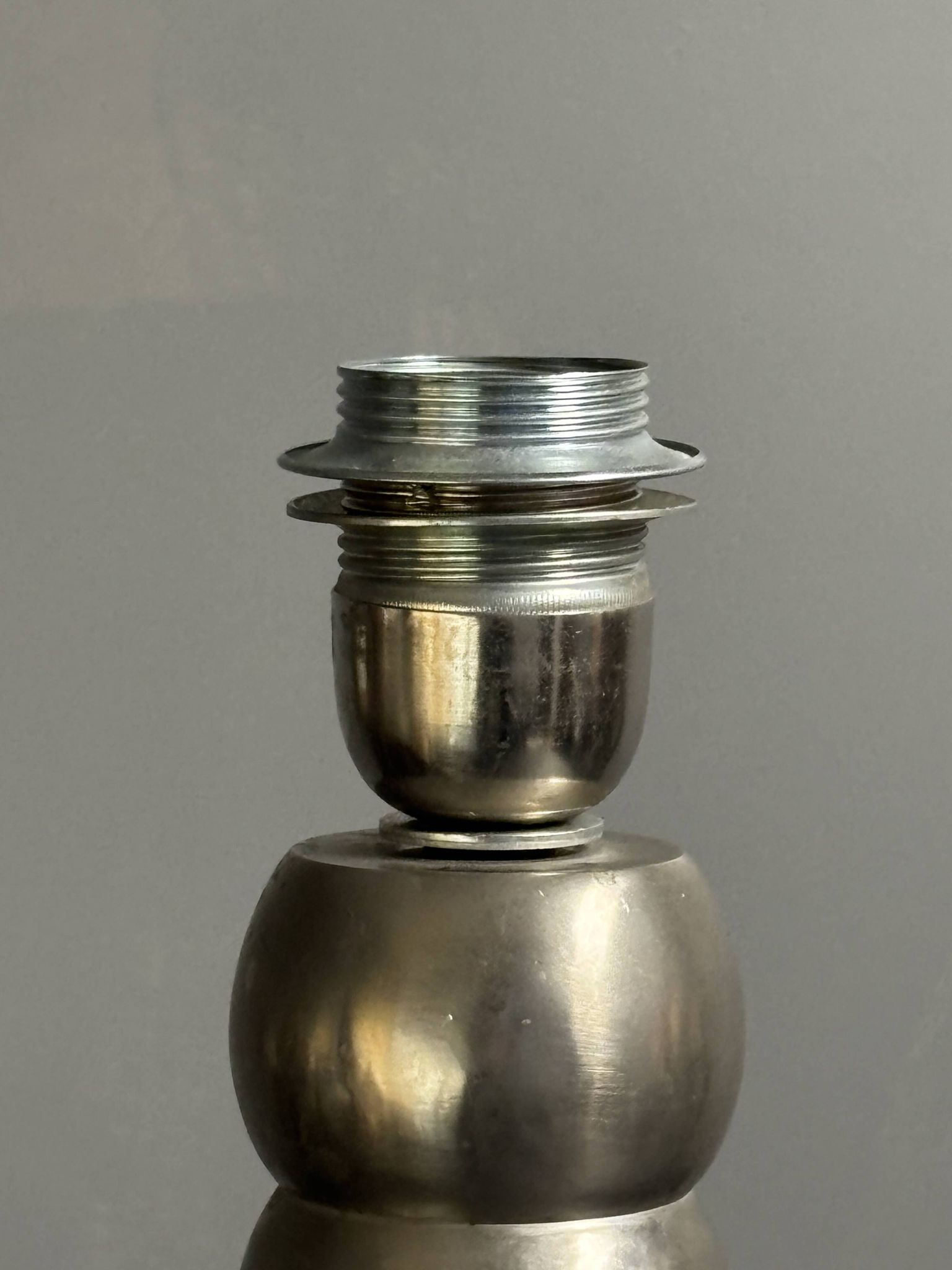 Lampe de table moderne en nickel plaqué de style mid-century, époque spatiale, années 1970.