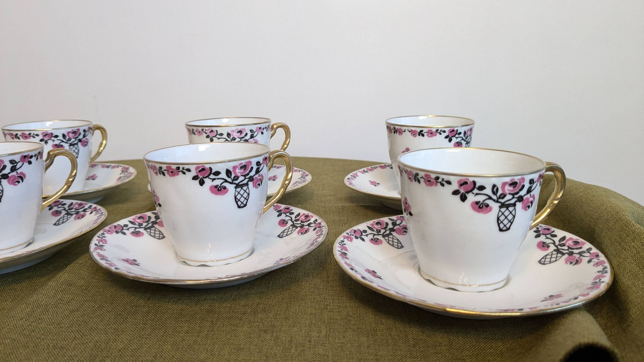 Service à café en porcelaine 18 pièces signé "Aux Lions de Faïence Paris"