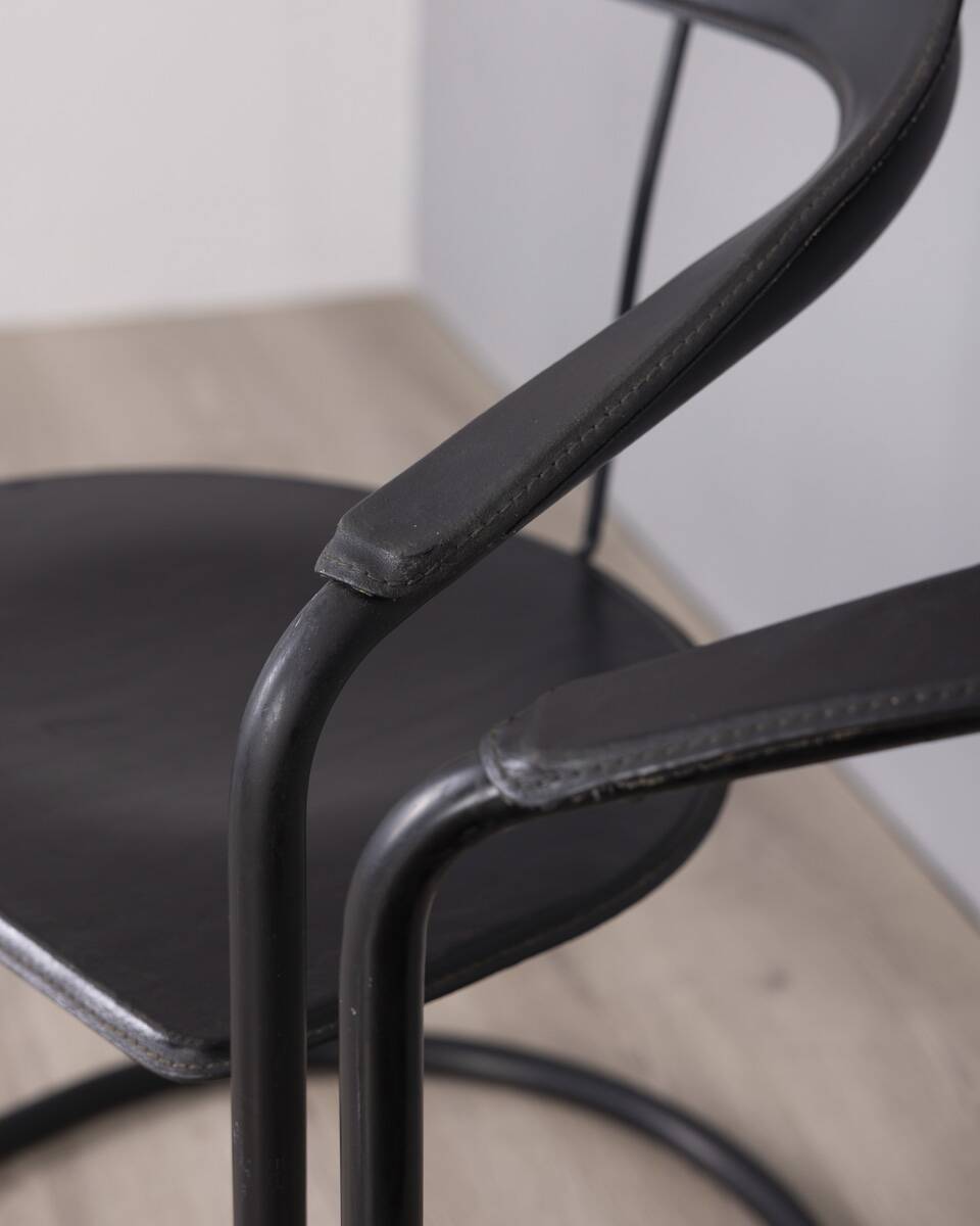 Paire de chaises "Canasta" en métal et cuir des années 1970 conçues par Arrben