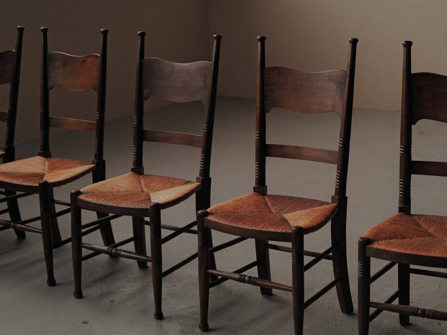 Set of 6 Arts & Crafts chairs, solid wood and straw, circa 1900.
