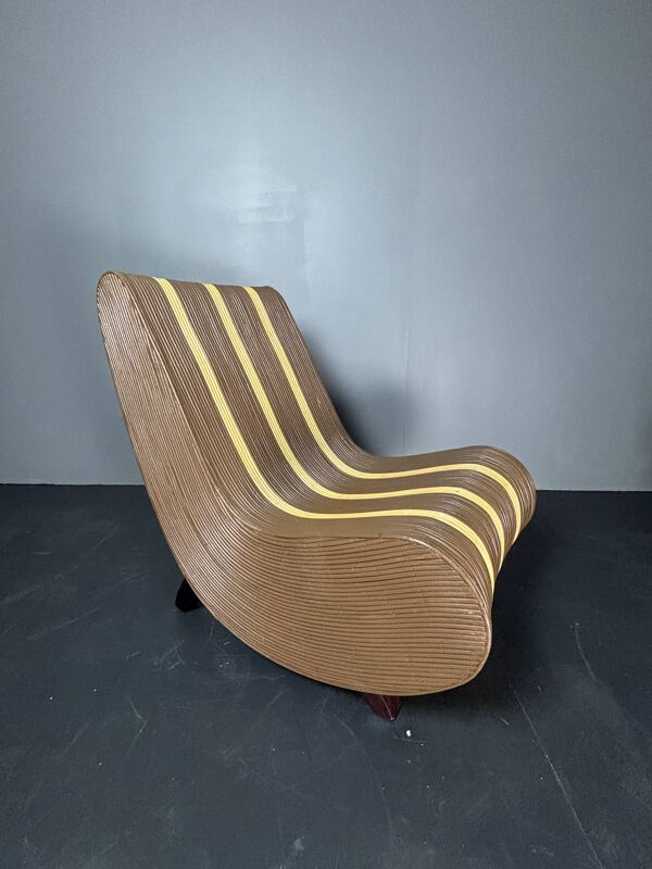 Chaise longue basse en rotin, bambou, avec des courbes et des vagues, des années 1970.