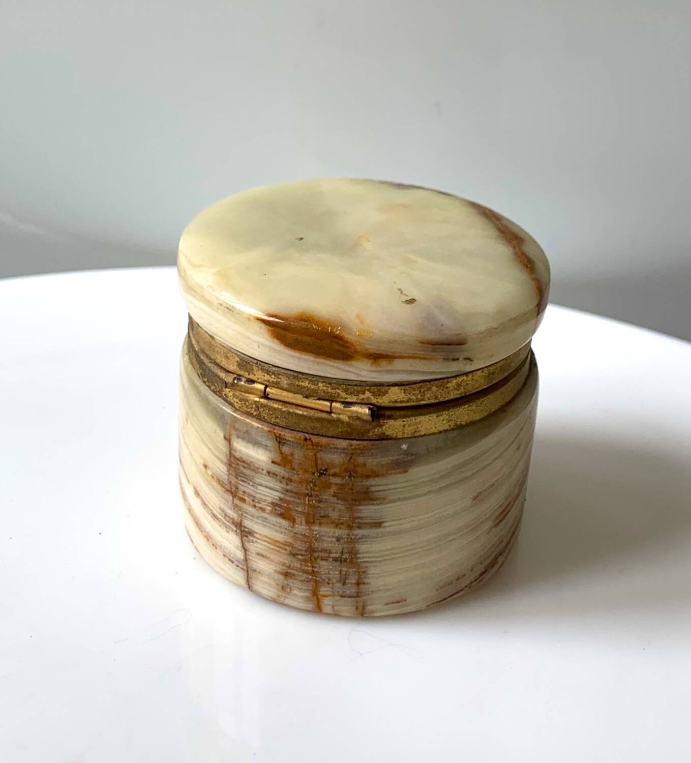 Ancienne boîte ronde onyx laiton vintage