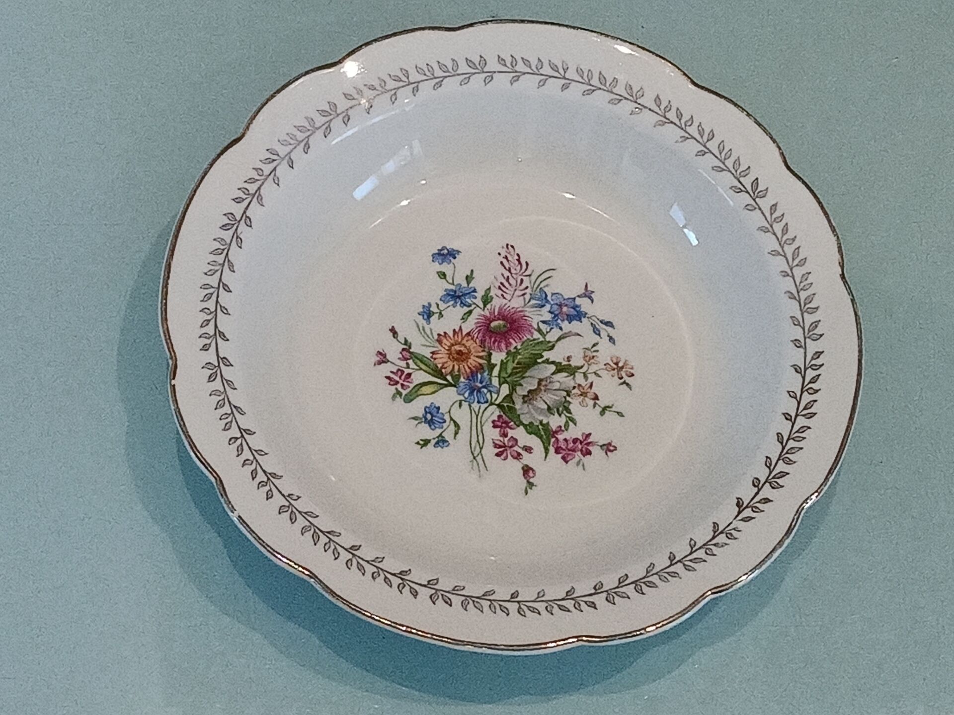 Grand plat creux en faïence de Gien – Modèle "Quelques Fleurs" – Vinta