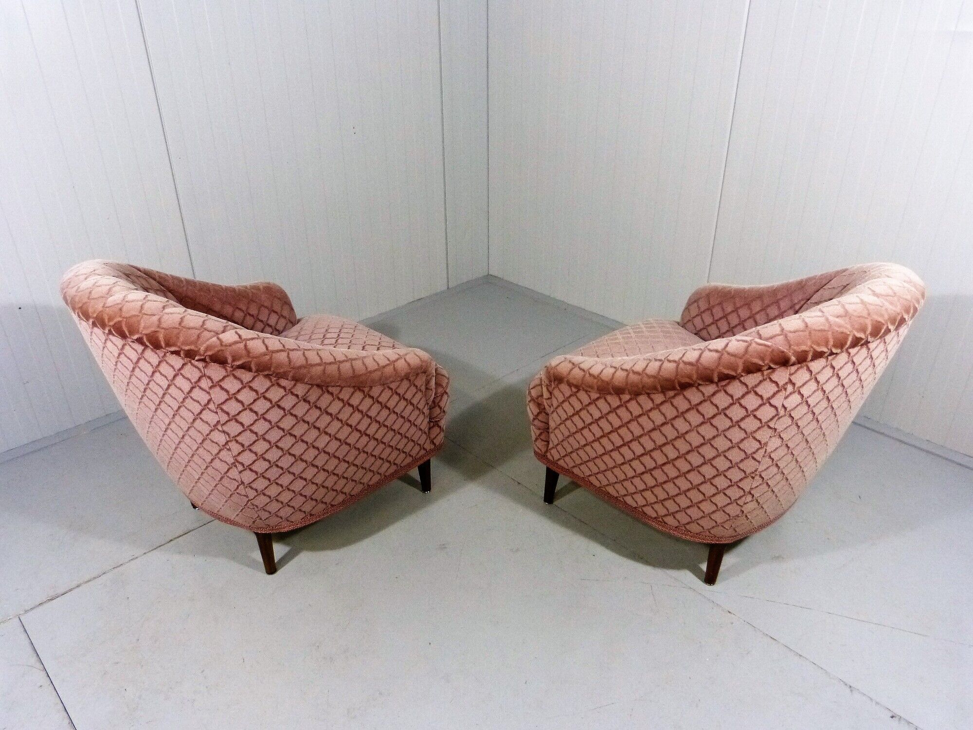 Ensemble de 2 fauteuils club en velours rose années 1950
