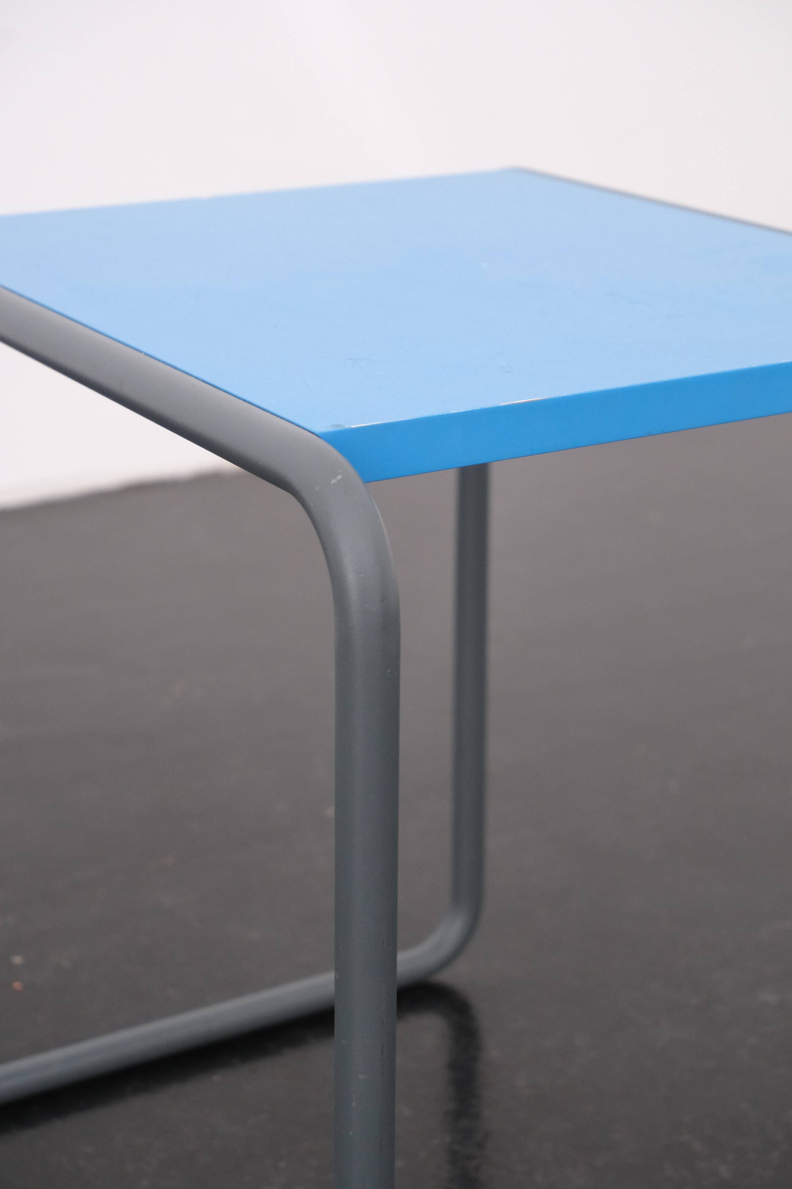 Table d'appoint bleue "B9 B" par Marcel Breuer / Thonet
