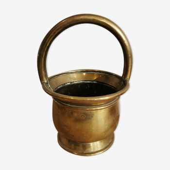 Brass pot with handle