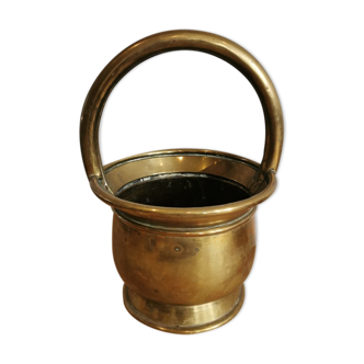 Brass pot with handle