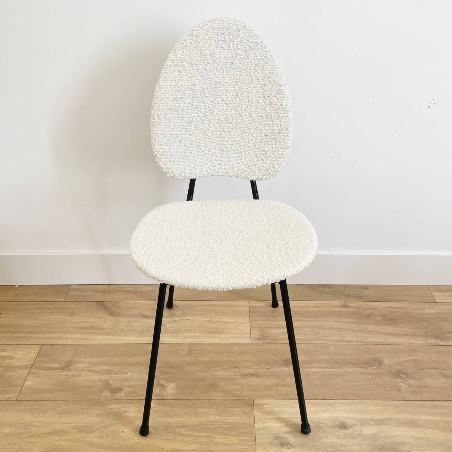 Chaise années 50 en tissu bouclette