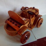 Voiture ancienne en bois