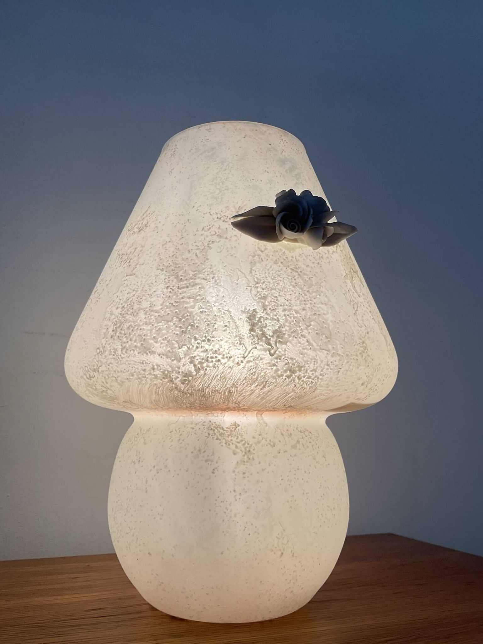 Mushroom lamp in Murano glass, made in the 60s-70s.