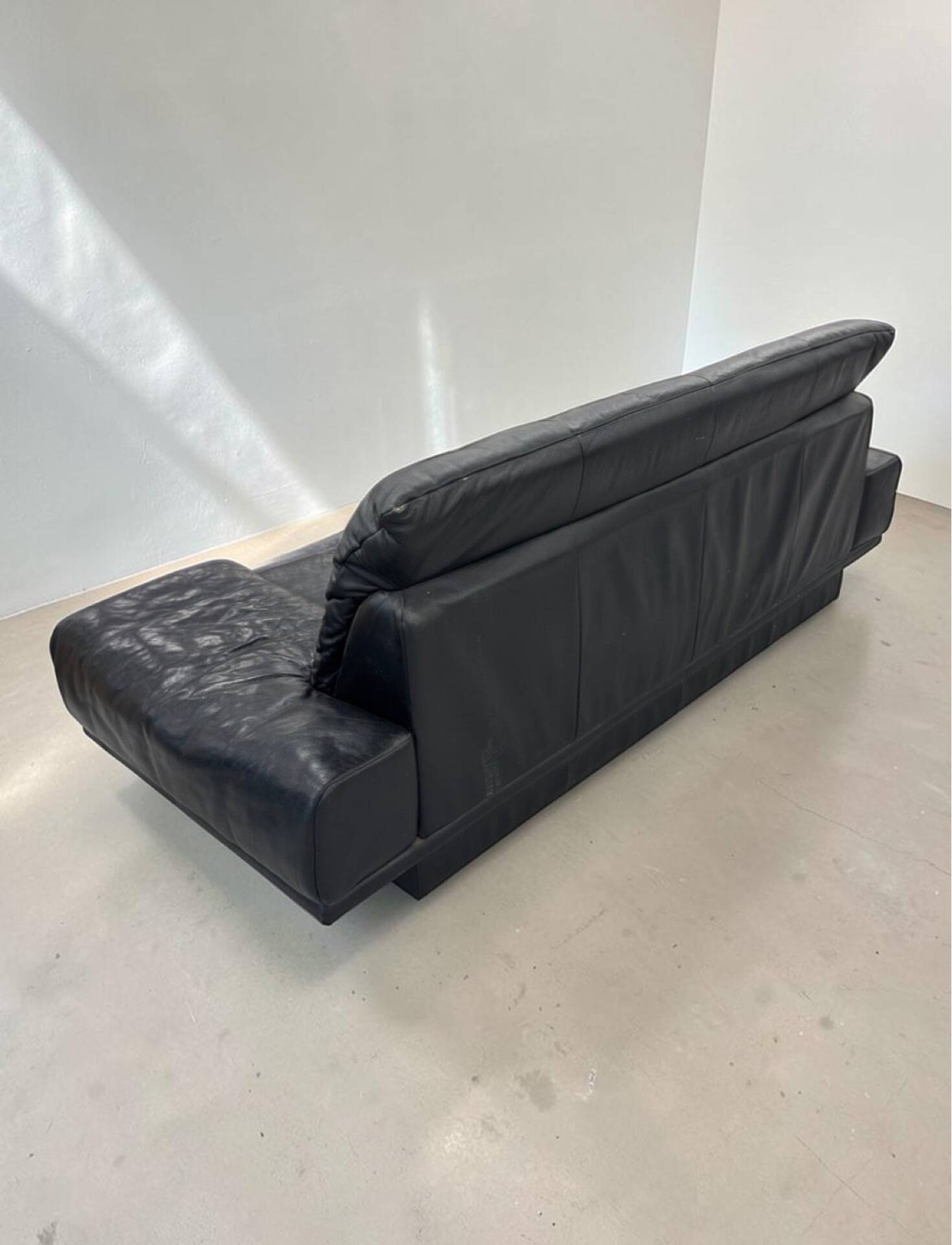 Vintage 3-seater sofa in black leather Rolf Benz RB 3400, 1980s.