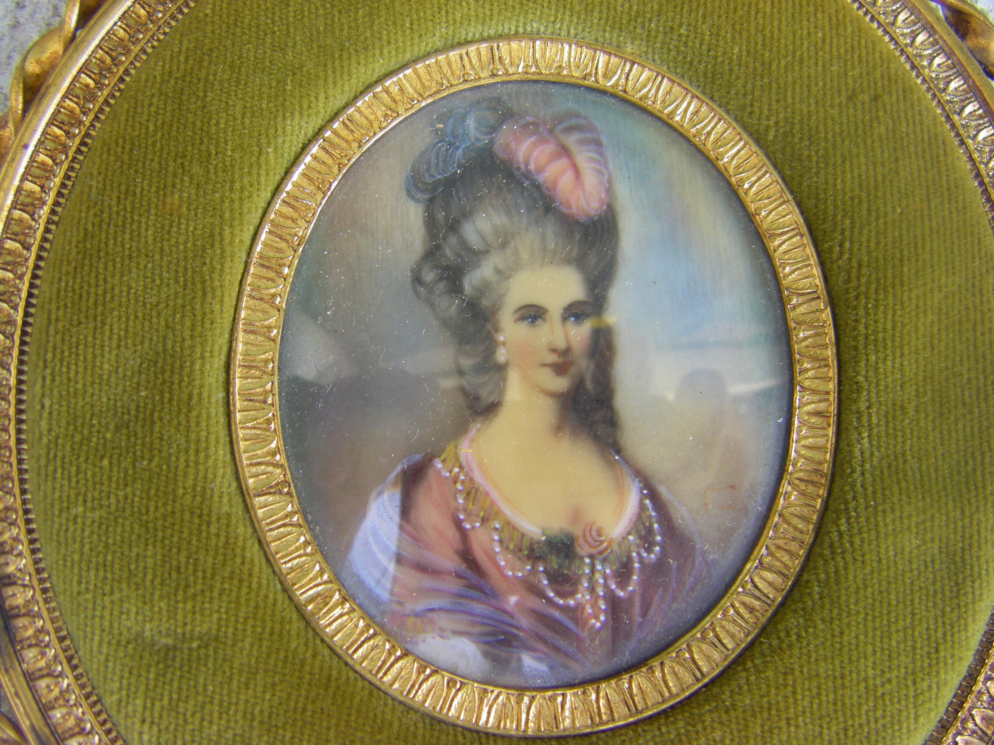Portrait miniature medallion