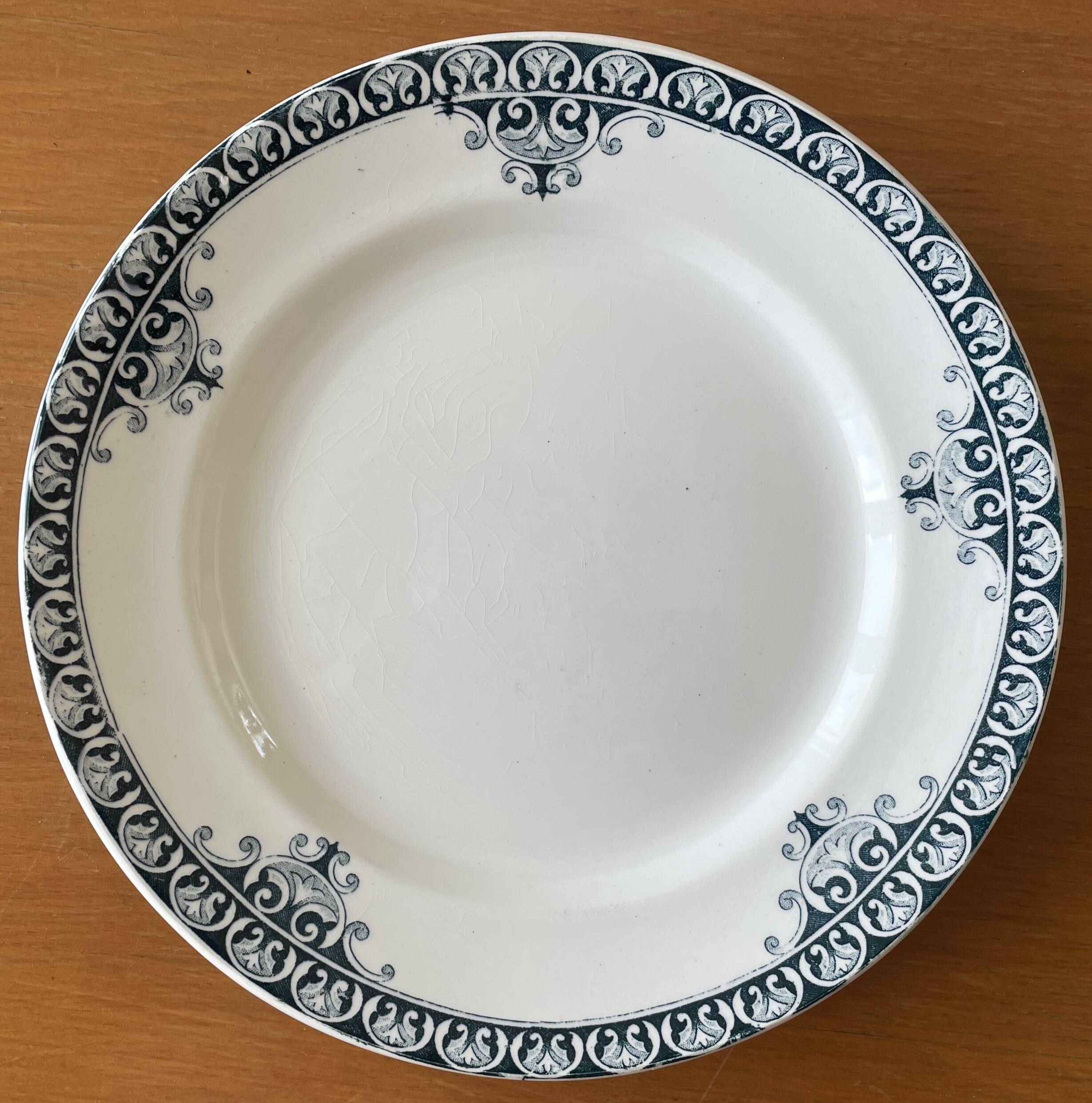 6 assiettes à dessert anciennes en faïence de Saint-Amand (Nord)