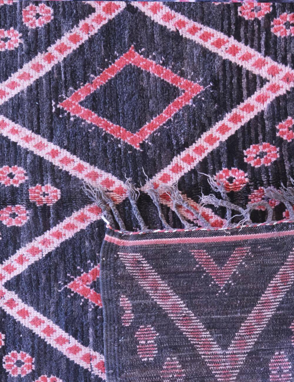 Vintage Black Collectible Rug - 346 x 200 cm