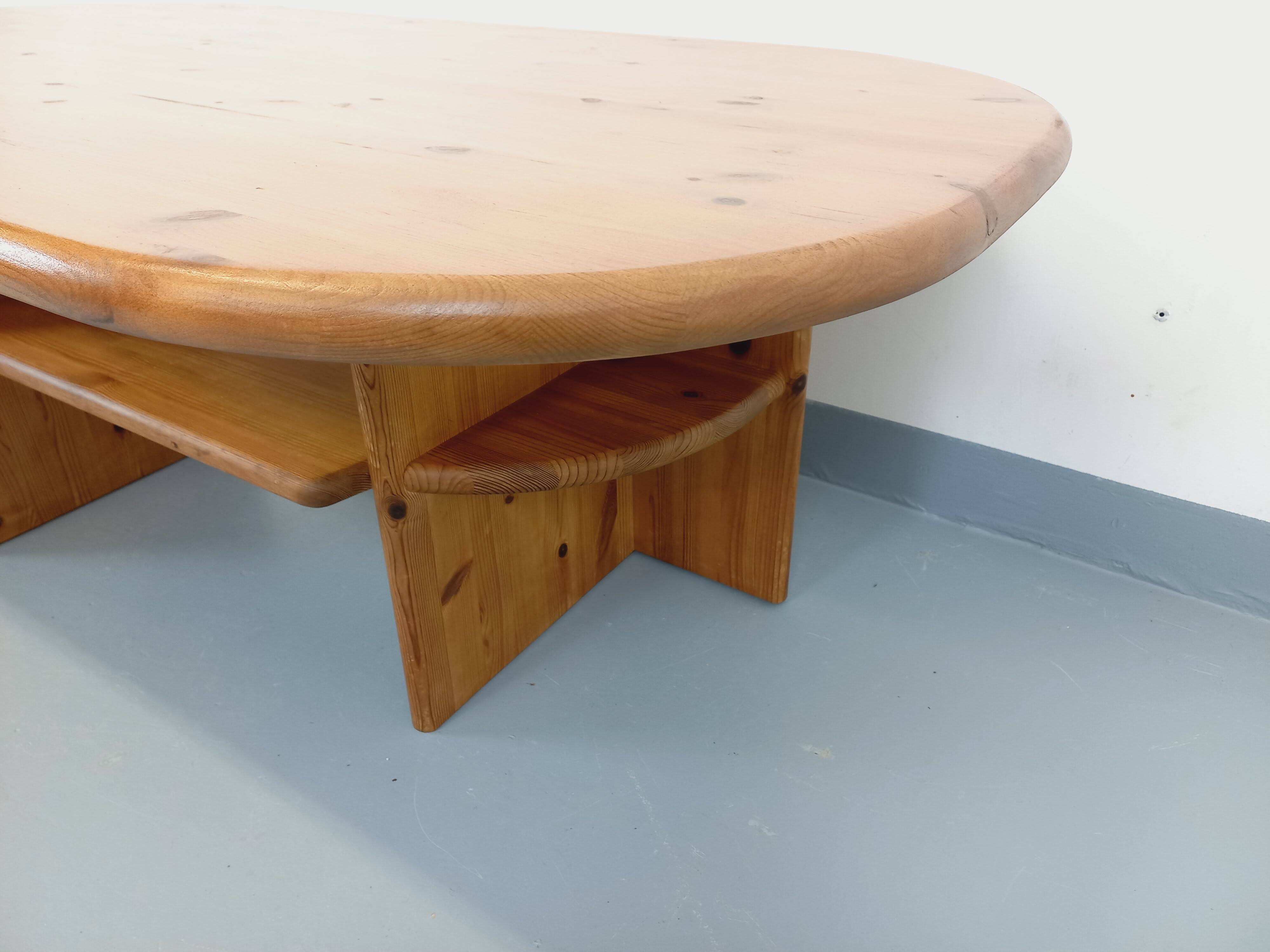 Vintage oval rectangular modernist coffee table in solid pine from the years.