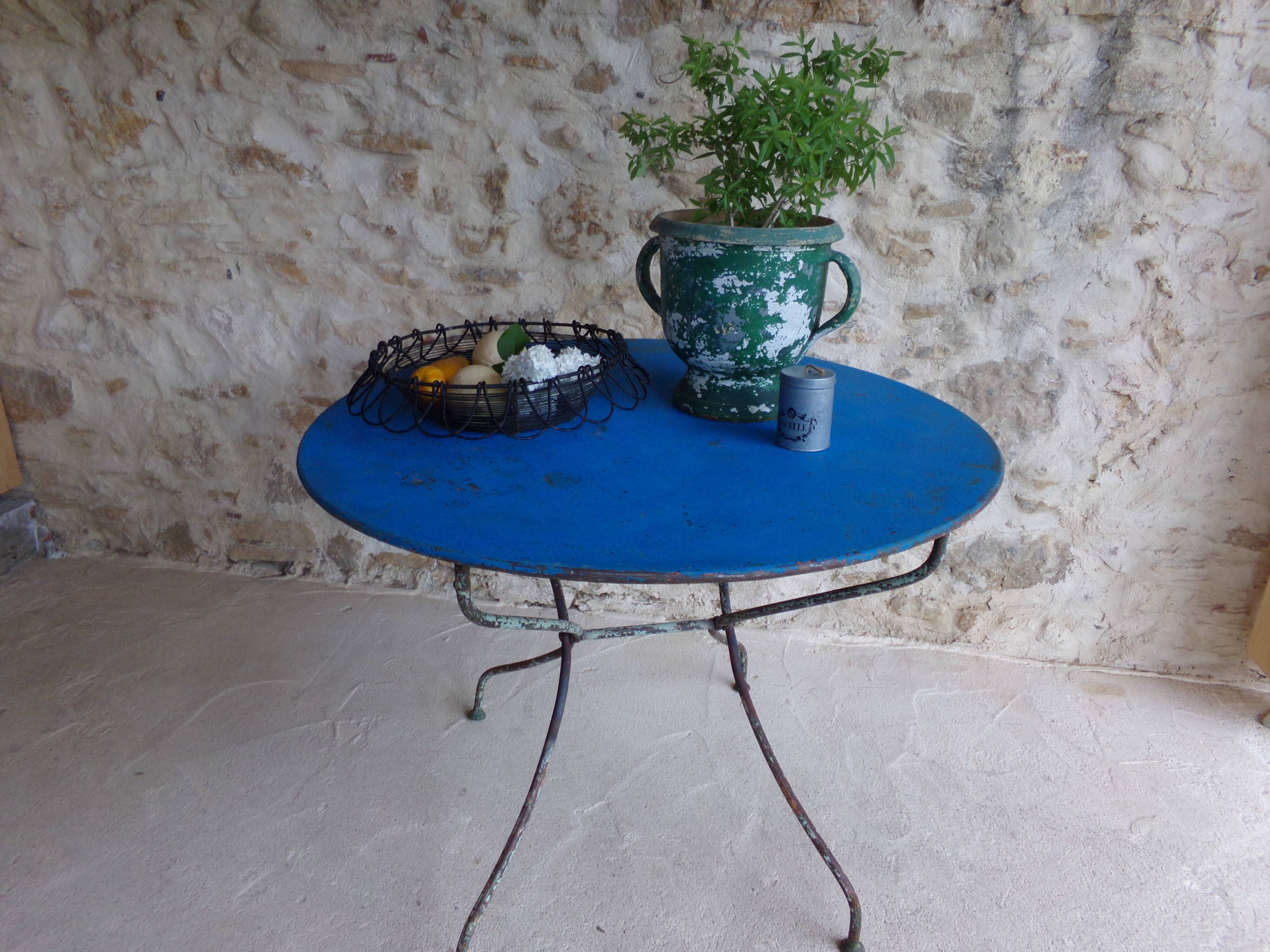Ancienne table de jardin ronde en fer