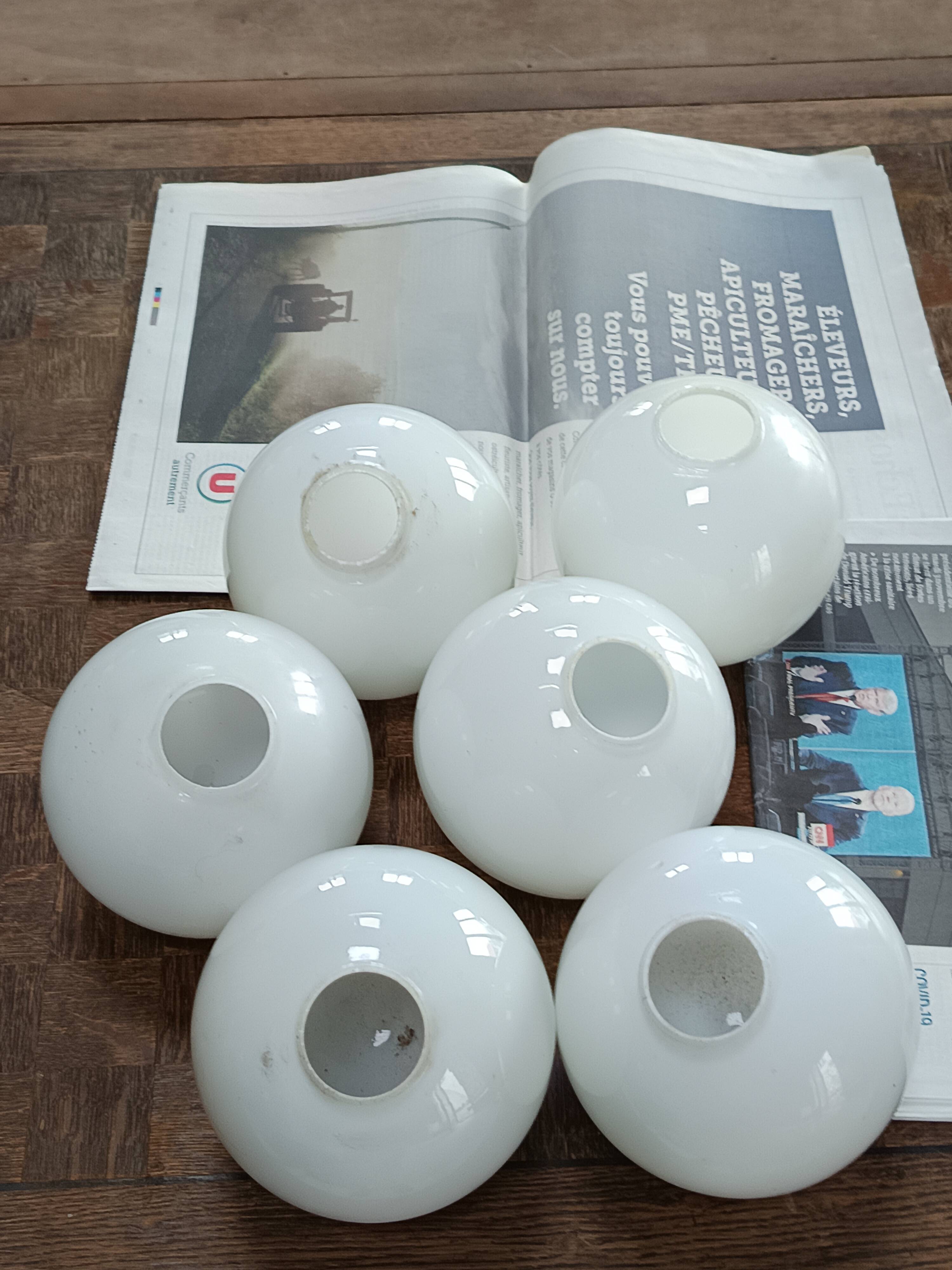 Lot de 6 globes anciens en opaline blanche
