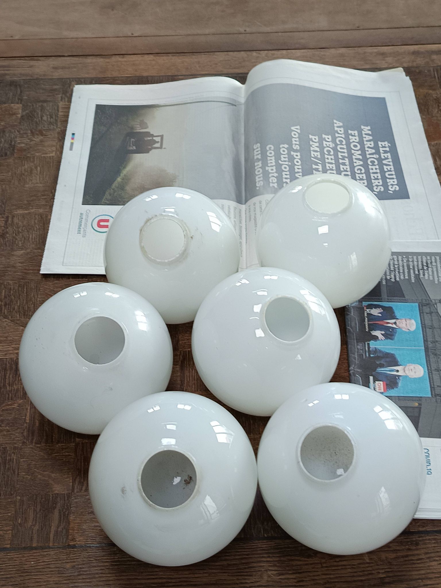 Lot de 6 globes anciens en opaline blanche