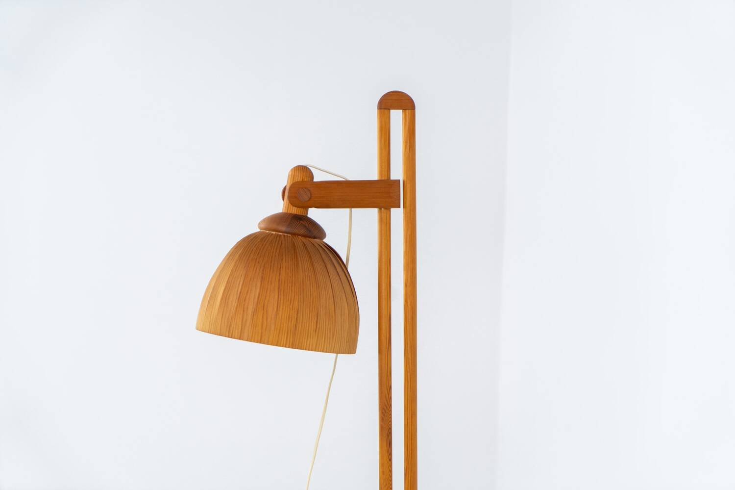 Lampadaire sculptural en pin par Hans-Agne Jakobsson pour Ellysett Markaryd (Sw