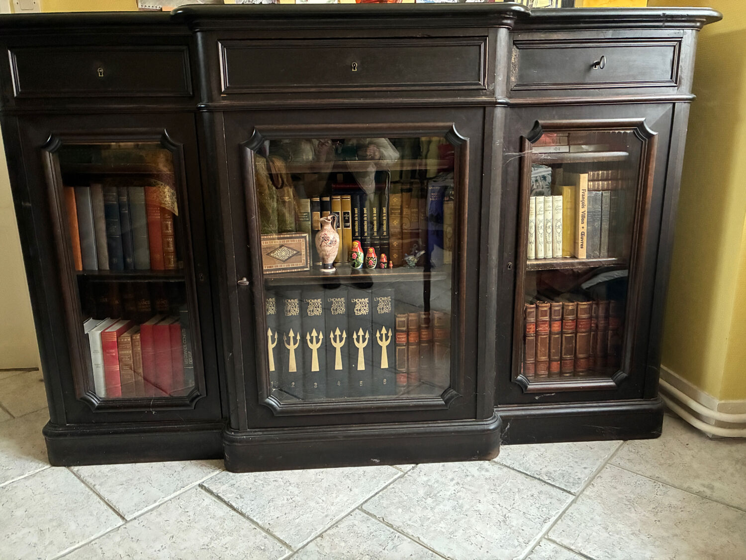 Buffet with display cabinet