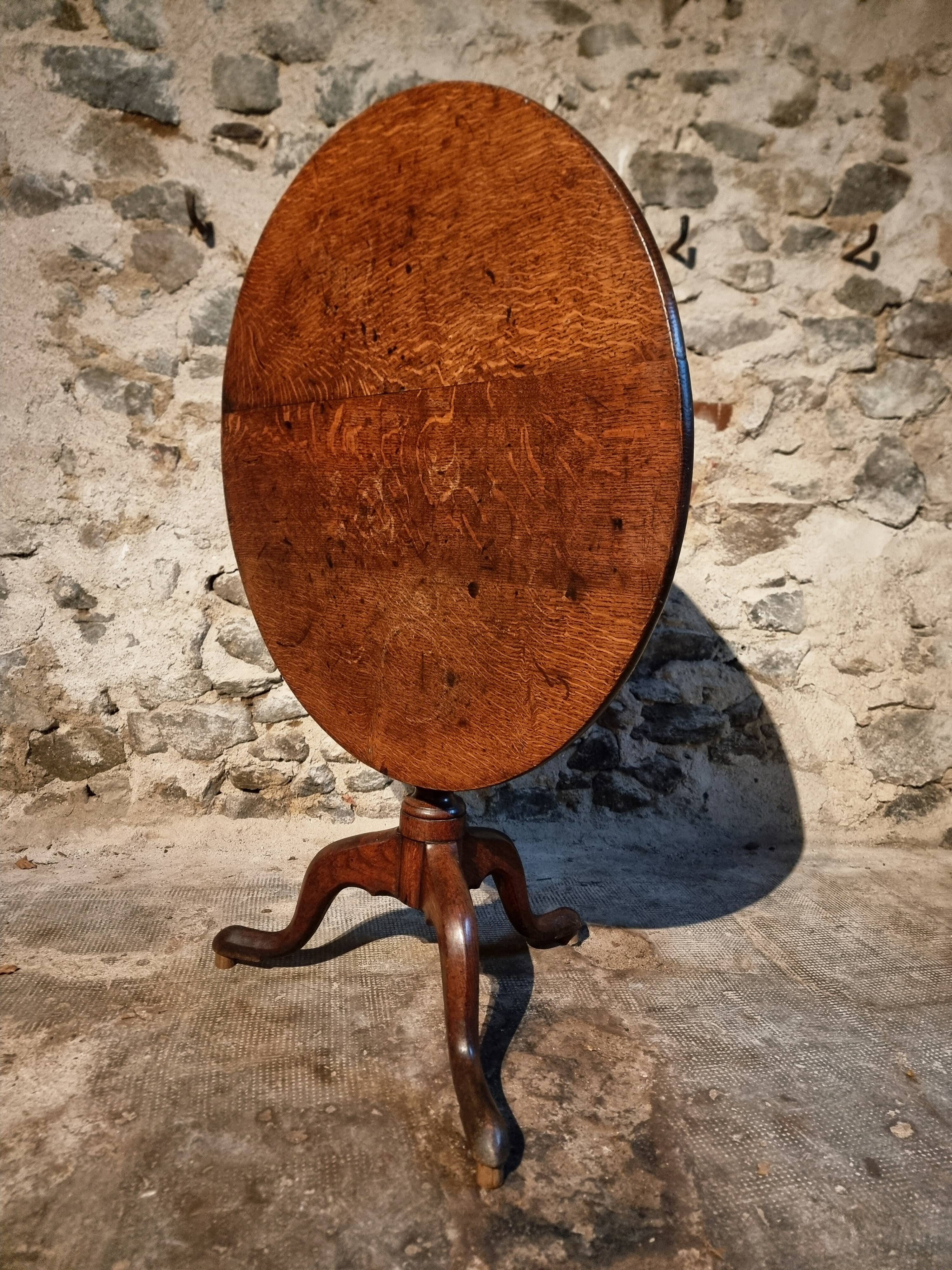 Antique Georgian tilt-top oak table from around 1800 – Round tripod side table 80 cm