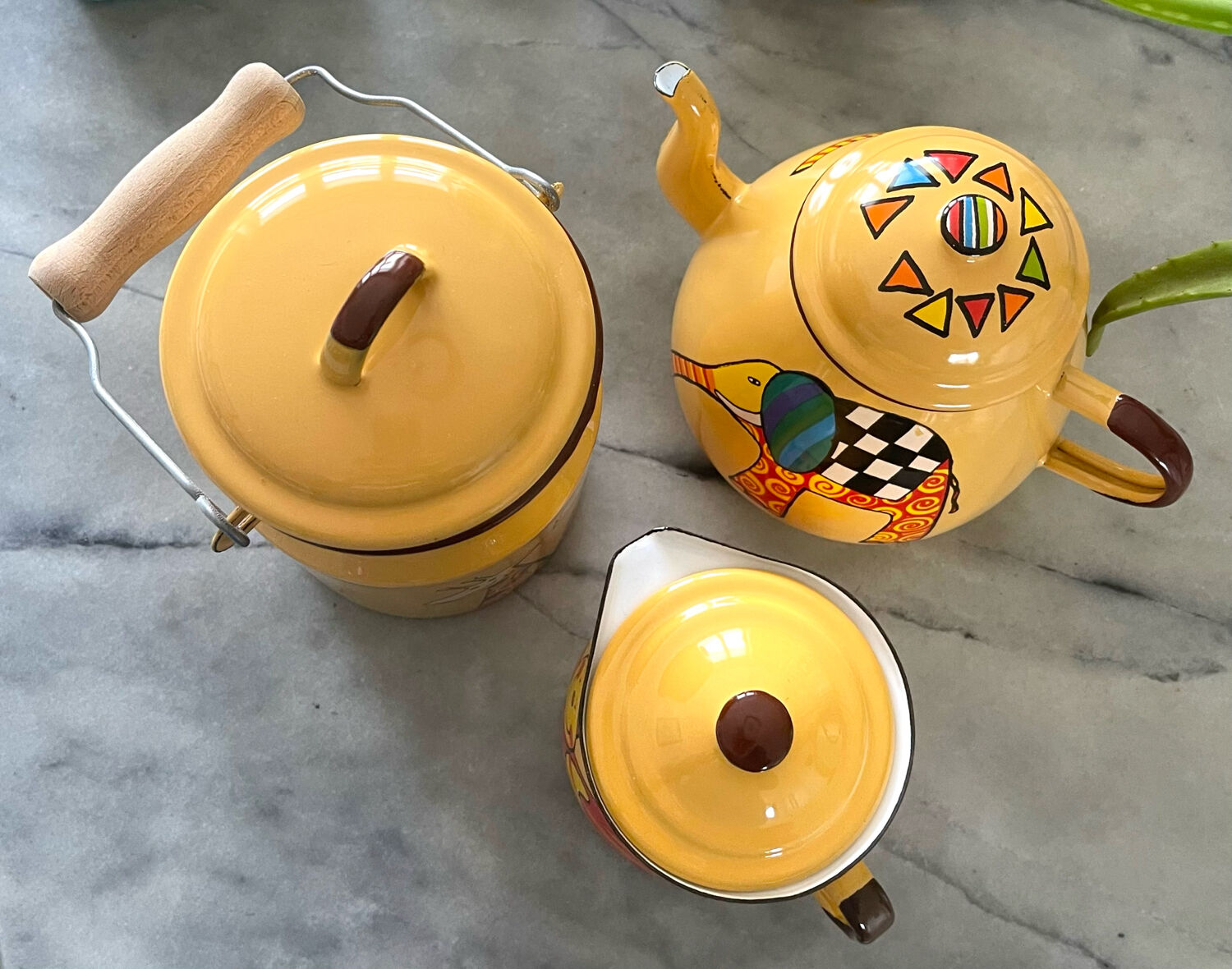 Enamelled sheet metal tea set