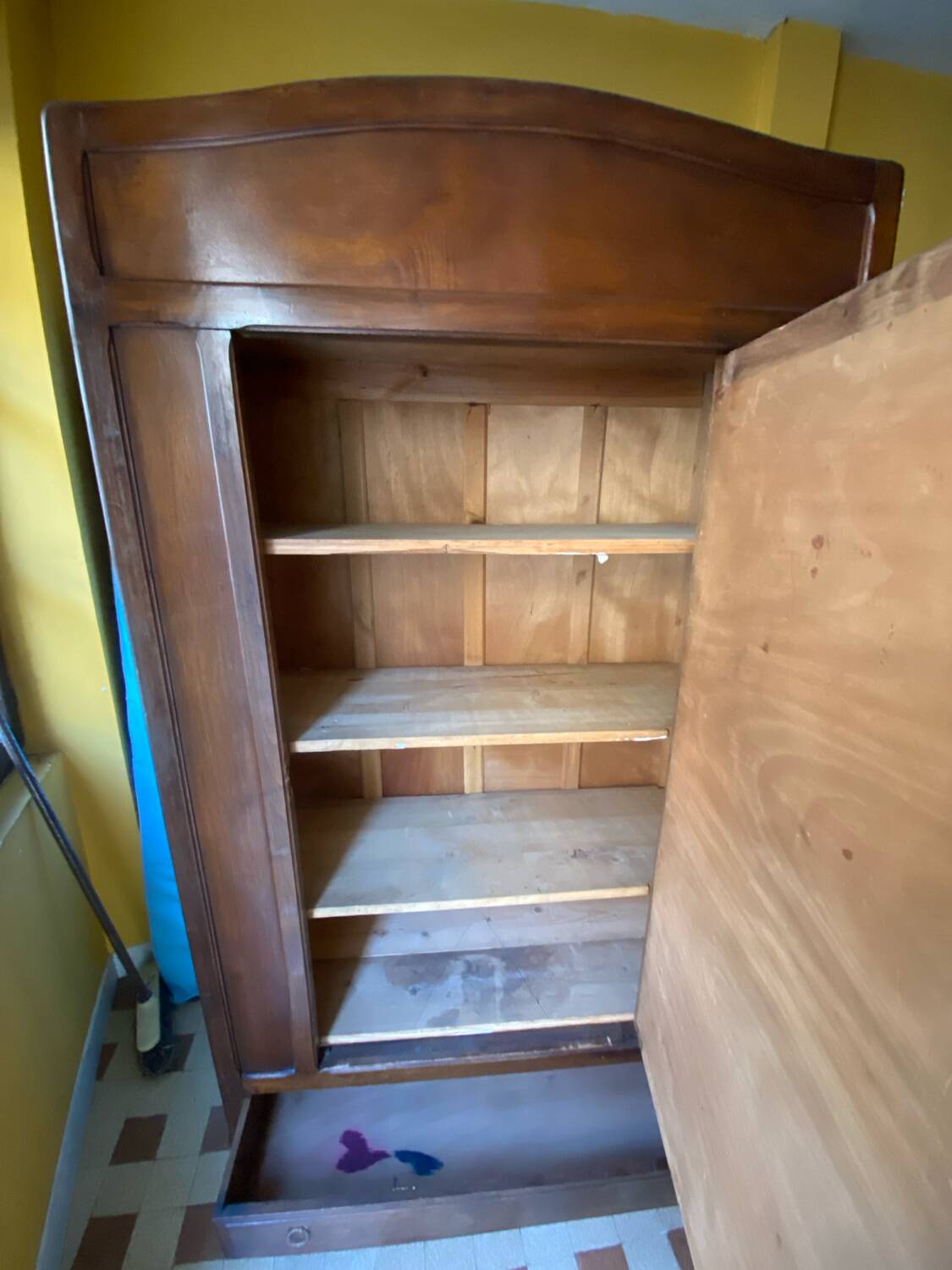 Oval mirror wardrobe