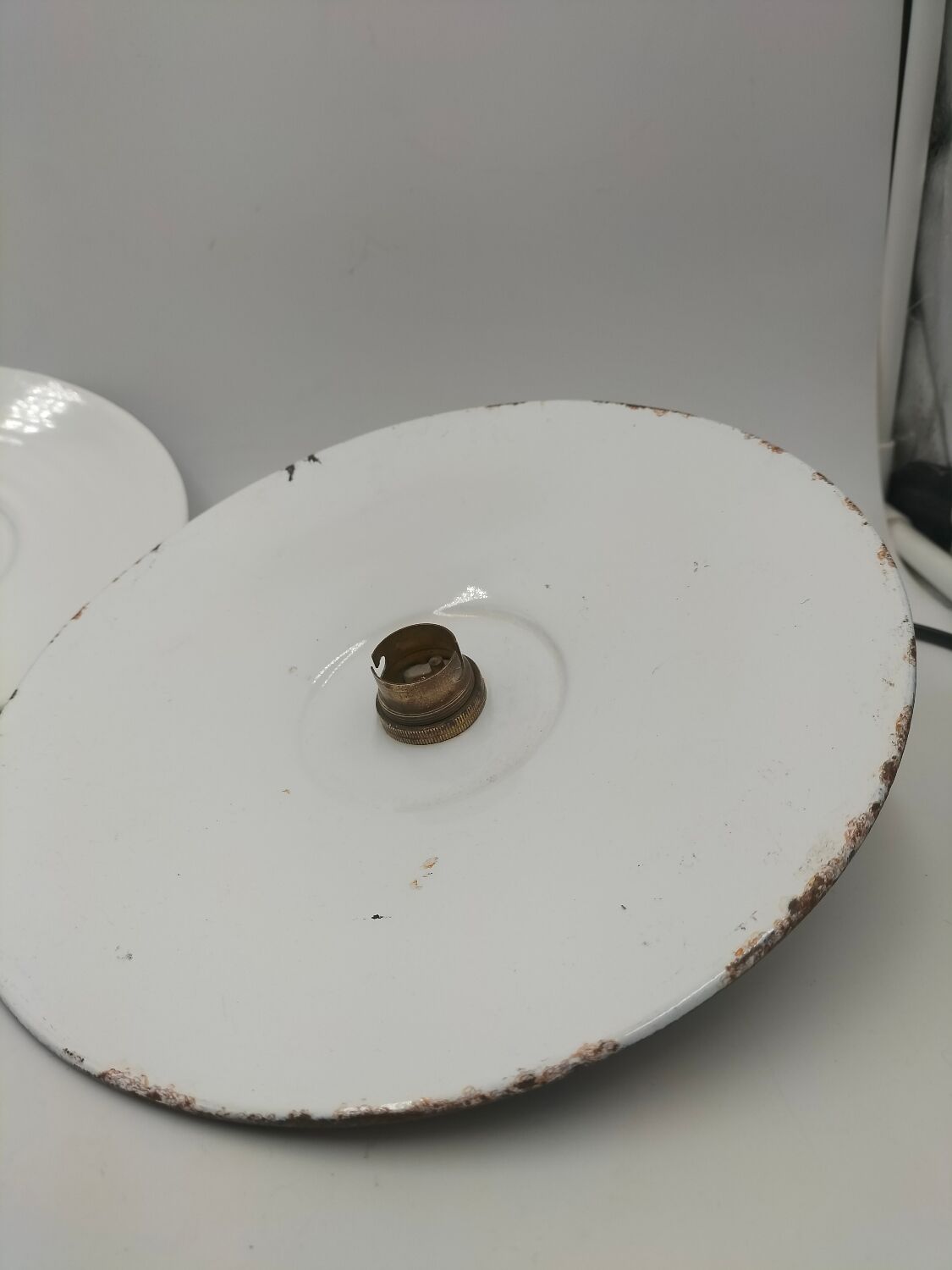 Enamelled sheet metal suspensions