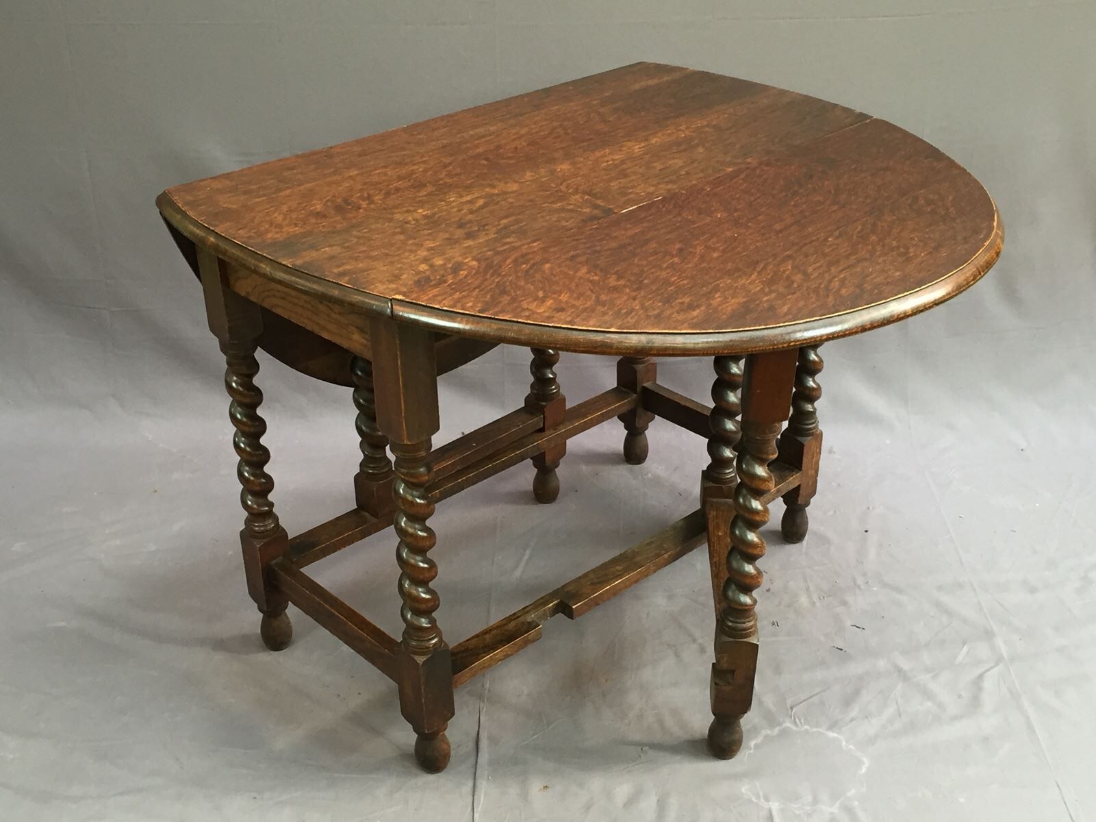 Table pliante en chêne des années 1900