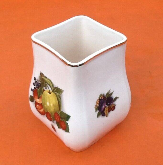 Polychrome ceramic vase fruit decoration (apples, grapes, pears...)