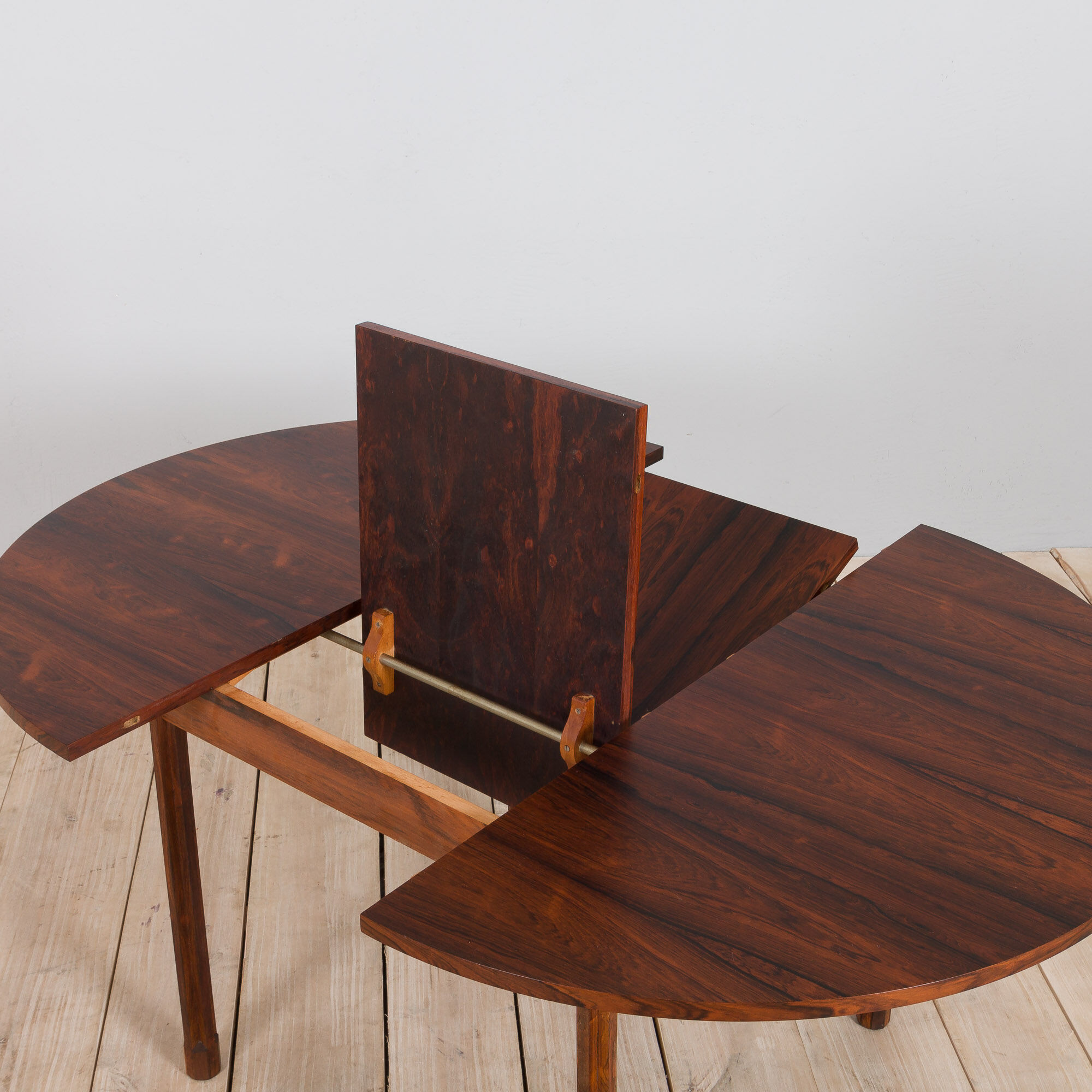 Italian mid century round extension dining table in Rosewood by Stildomus