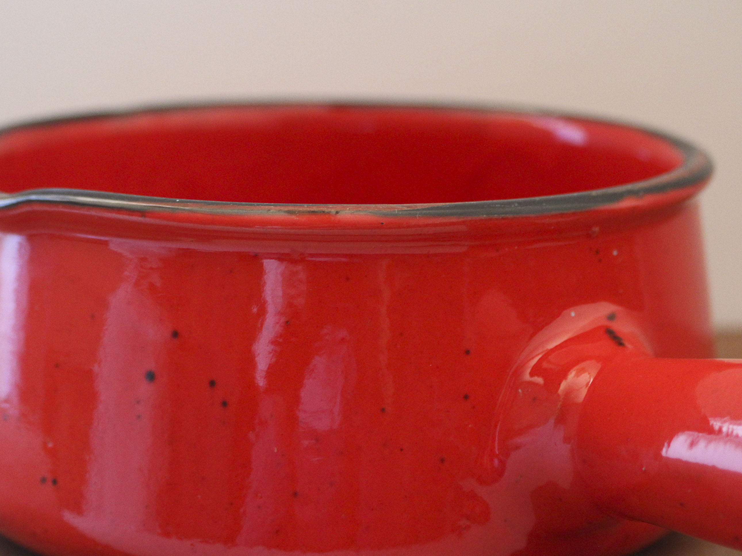 Vintage poelon in bright red glazed ceramic